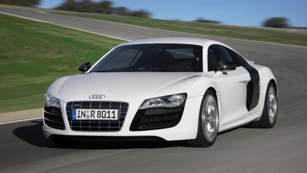 Първото поколение на Audi R8 се появи през 2006 г. като безспорно най-лесният за употреба суперавтомобил в историята. Неговият V8 двигател беше впечатляващ, но инженерите на Audi не се бавеха много, за да използват семейната връзка на Lamborghini чрез Volkswagen. През 2009 г. беше показан 5.2-литров вариант с V10 двигател, който от тогава е основна част от модела R8.